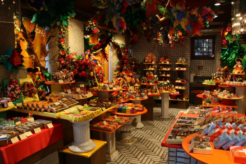 vitrine-LA CROIX SUR ROUDOULE-min_candy_store_chocolate_shop_chocolate_switzerland-393515