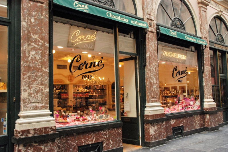 vitrine-LA CROIX SUR ROUDOULE-min_chocolate_chocolaterie_shop_luxury_chic_gallery_brussels_belgium-558146